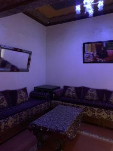 un soggiorno con un divano e un tavolo di Klmmm ad Agadir