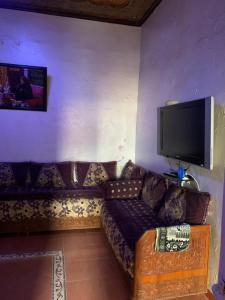 un soggiorno con divano e TV a schermo piatto di Klmmm ad Agadir