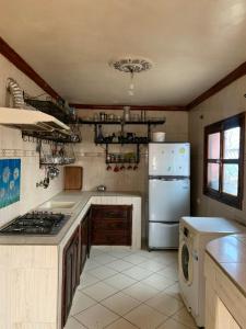 una cucina con frigorifero, lavatrice e asciugatrice di Klmmm ad Agadir