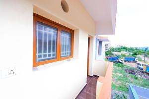 a window in a building with a view of a yard at MV Homestay in Sriperumbudur