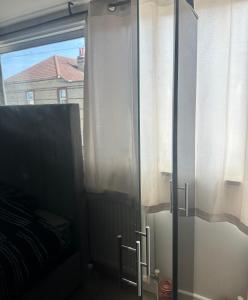 Gambar di galeri bagi Guest room in shared house - Watford di Leavesden Green