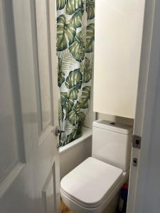 Bilik mandi di Guest room in shared house - Watford
