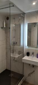 Un baño de Charmant et agréable studio