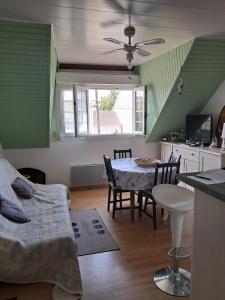 a kitchen and dining room with a table and chairs at Le Marquenterre in Quend-Plage