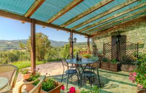 a patio with a table and chairs and a pergola at Dostoevskij in Canonica