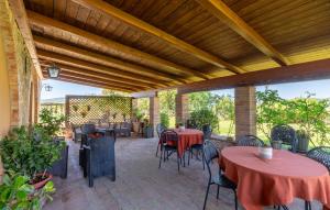 a patio with tables and chairs and a wooden ceiling at Dostoevskij in Canonica