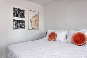 1 dormitorio con 1 cama con almohadas de color naranja en LumberJill Lodge Room 3, en Balsam Lake 13 fotos más