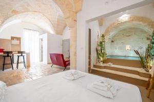 Un dormitorio con una cama blanca y una mesa. en Gente di Mare Luxury Home, en Fasano 84 fotos más