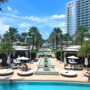 Swimmingpoolen hos eller tæt på Luxury Condo at Trésor Miami Beach