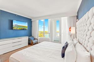 En eller flere senge i et værelse på Luxury Condo at Trésor Miami Beach + 16 billeder