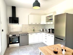 Η κουζίνα ή μικρή κουζίνα στο Villa Les Lilas - Spacieuse et lumineuse, jardin