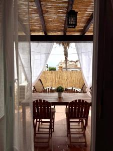 un tavolo e delle sedie seduti su un patio con un tavolo e un tavolo di El Ático de Vera a Vera