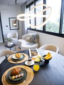 uma mesa de jantar com pratos de comida em Divina Tower Apart Hotel em Assunção
