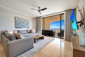 Χώρος καθιστικού στο Arch views 2 pools 2 Jacuzzis Gym 3 King Beds