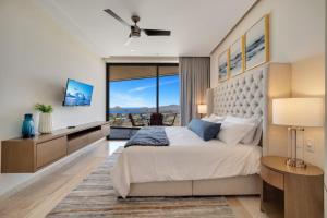 Ένα ή περισσότερα κρεβάτια σε δωμάτιο στο Arch views 2 pools 2 Jacuzzis Gym 3 King Beds +31 φωτογραφίες