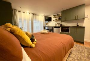 een slaapkamer met een groot bed met teddyberen erop bij Refuge Urbain Quebec - Lofts de la Cité in Québec +12 foto's