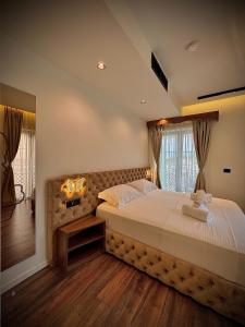 Postel nebo postele na pokoji v ubytování Martin Luxury Hotel + 37 fotografií