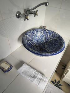 タンジェにあるTangier Medina Riad Sea View and Spainのバスルーム(青と白のシンク付) +18枚の写真
