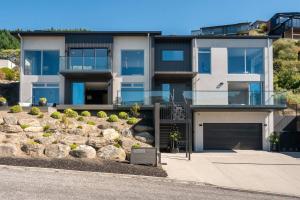 una grande casa bianca con finestre blu di The Middleton Room a Queenstown Altre 2 foto