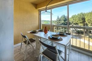 En balkon eller terrasse på Superbe studio à 100 mètres de la plage