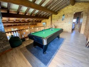 Chalet Des Sangliers内的一张台球桌