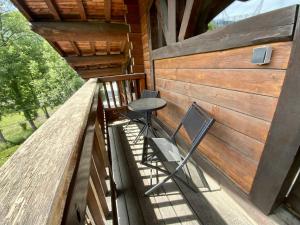 Chalet Des Sangliers的阳台或露台