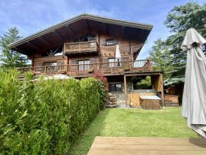 Chalet Des Sangliers外面的花园