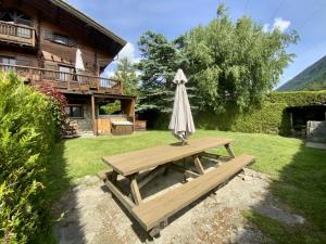 Chalet Des Sangliers外面的花园