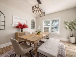 Χώρος καθιστικού στο Oakwood Charm Family-Friendly 3BR Getaway