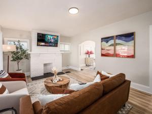 Μια τηλεόραση ή/και κέντρο ψυχαγωγίας στο Oakwood Charm Family-Friendly 3BR Getaway