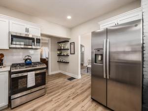 Η κουζίνα ή μικρή κουζίνα στο Oakwood Charm Family-Friendly 3BR Getaway +31 φωτογραφίες