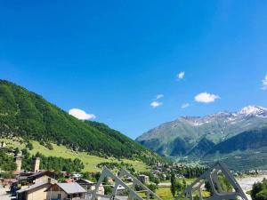 a view of a valley with mountains in the background at guest house dede in Itʼkhvisi