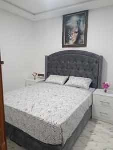 Ένα ή περισσότερα κρεβάτια σε δωμάτιο στο appartement VIP souwani Al hoceima ajdir
