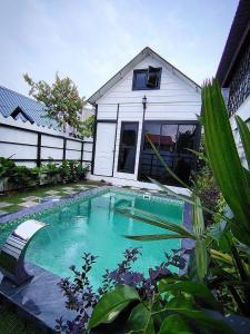 クアラルンプールにあるTinyloft private pool 6267の家の前のプール