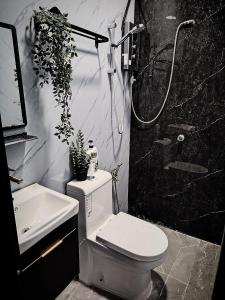 クアラルンプールにあるTinyloft private pool 6267のトイレ、シャワー、洗面台を備えたバスルーム