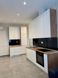 Kuchyň nebo kuchyňský kout v ubytování Apartamente Antoni Shengjin