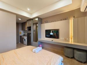 Postel nebo postele na pokoji v ubytování Studio Sea View Apartment at Gold Coast PIK by MYsweethome + 37 fotografií