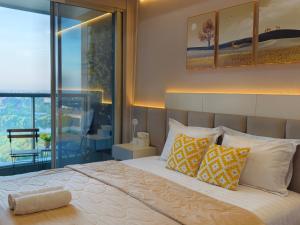 Postel nebo postele na pokoji v ubytování Studio Sea View Apartment at Gold Coast PIK by MYsweethome