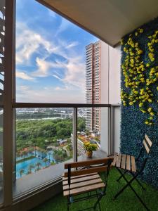 Balkón nebo terasa v ubytování Studio Sea View Apartment at Gold Coast PIK by MYsweethome