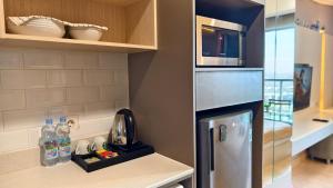 Kuchyň nebo kuchyňský kout v ubytování Studio Sea View Apartment at Gold Coast PIK by MYsweethome