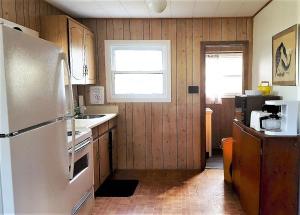 une cuisine avec un réfrigérateur blanc et une fenêtre dans l'établissement Comfy Cottage in Georgian Bay - Rockwood #9, à Dillon