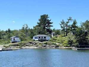 un groupe de maisons au bord d'un lac dans l'établissement Comfy Cottage in Georgian Bay - Rockwood #9, à Dillon 5 autres photos