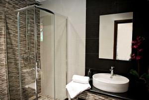 Et badeværelse på Serenita Apartments