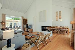 ein Wohnzimmer mit Sofa und Tisch in der Unterkunft Sea'Ya Thoughtful Stays - Villa Juso in Aldeia de Juso