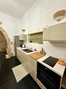 A kitchen or kitchenette at Le Cinque Pietre