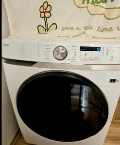 eine weiße Waschmaschine mit einem Schild drauf in der Unterkunft Soul of Seoul - Cozy 3 room stay, 3min from SNU Station in Seoul