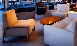 梅萨梅萨/凤凰贝斯特韦斯特PLUS酒店的餐厅里一个带桌椅的大堂