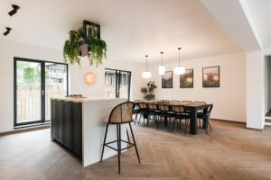 a kitchen and dining room with a table and chairs at CuibuS Lodge in Bran