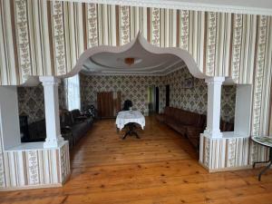 Rúm í herbergi á Guest House Danelia