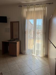 a room with a window with a dresser and a mirror at Santa Barbara Guest House - Vicino Agropoli in Torchiara +30 photos